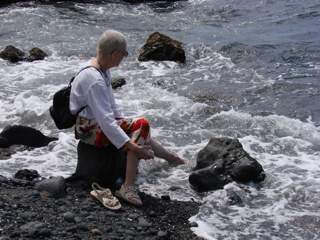 Cathy McDonald dips her foot in waves at Wailea Beach Resort Marriot. Photo by M. Maxine George